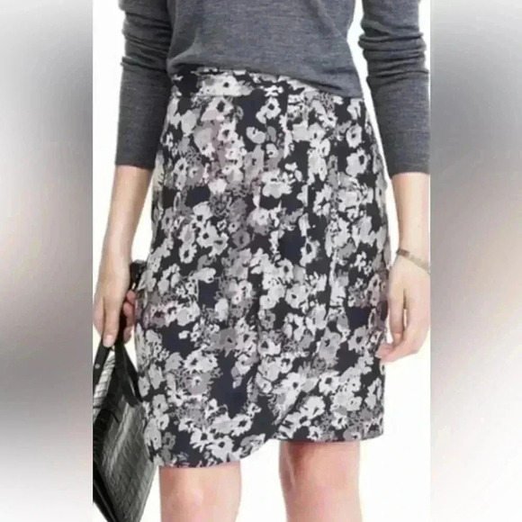 Banana Republic Skirt Ruched White/Black Tuli Floral Size 4 petite - Picture 2 of 7